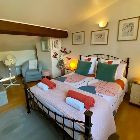 Number 1 Place Pyrene, 2 Bedroom Duplex, Luxury *